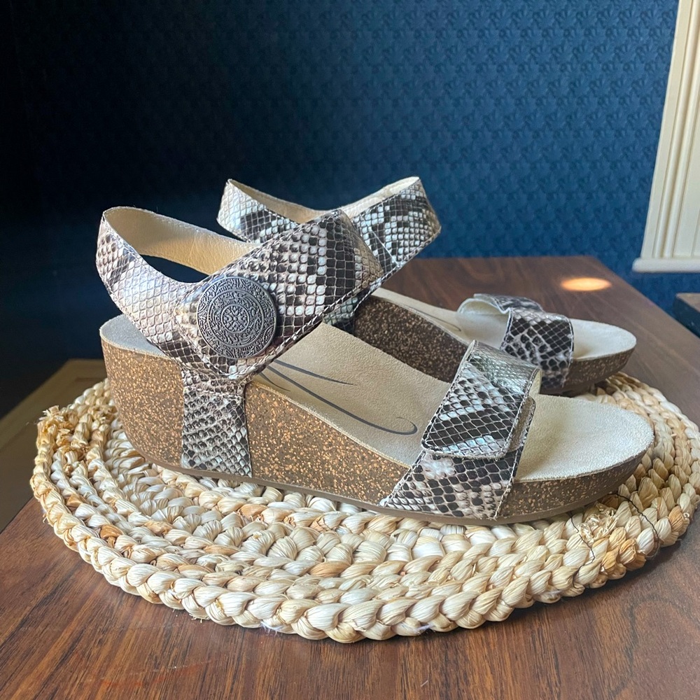 Abeo Una Wedge Sandal Size 10 Leather Snakeskin Summer Neutral Comfortable 10/10